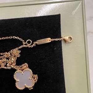 Vintage Alhambra pendant
18K yellow gold, Mother-of-pearl